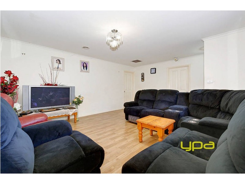 18 Colchester Circuit, Roxburgh Park VIC 3064