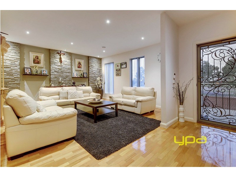 82 Lakeside Drive, Roxburgh Park VIC 3064