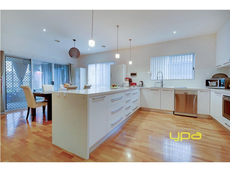 82 Lakeside Drive, Roxburgh Park VIC 3064