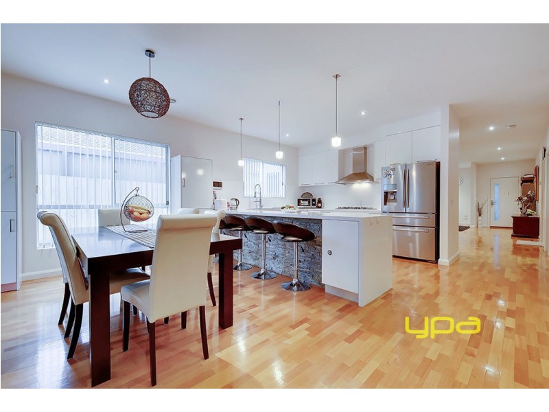 82 Lakeside Drive, Roxburgh Park VIC 3064