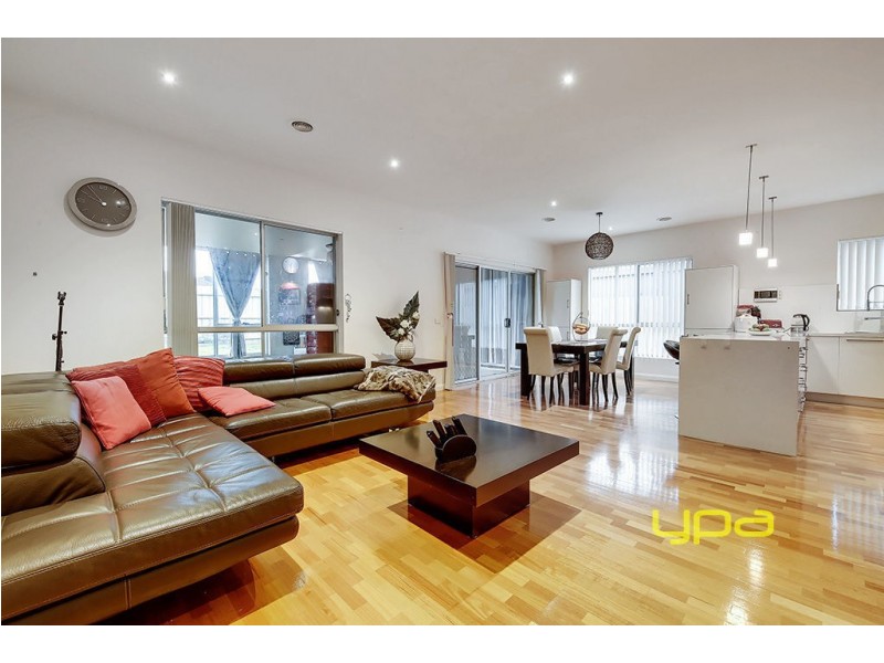 82 Lakeside Drive, Roxburgh Park VIC 3064