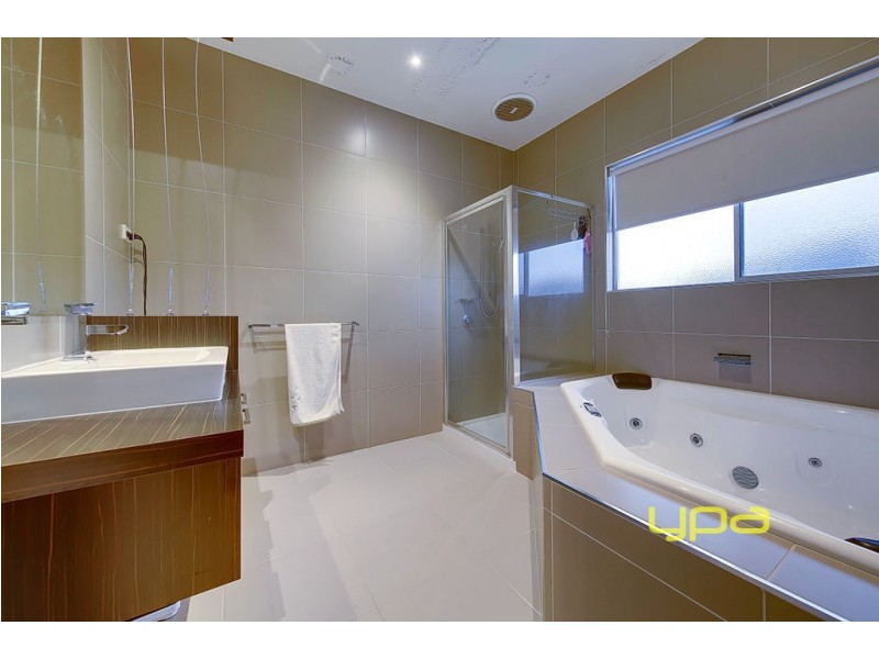 82 Lakeside Drive, Roxburgh Park VIC 3064