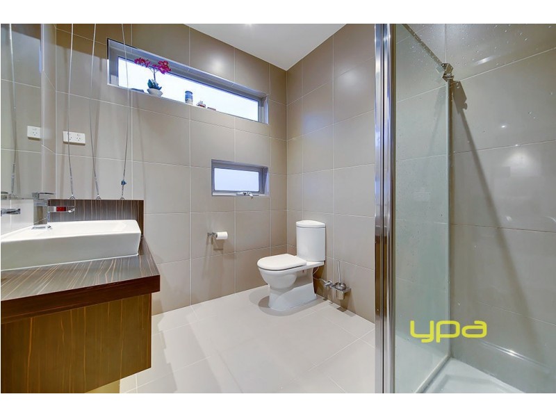 82 Lakeside Drive, Roxburgh Park VIC 3064