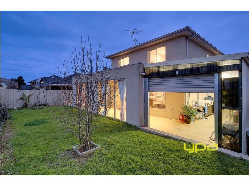 82 Lakeside Drive, Roxburgh Park VIC 3064