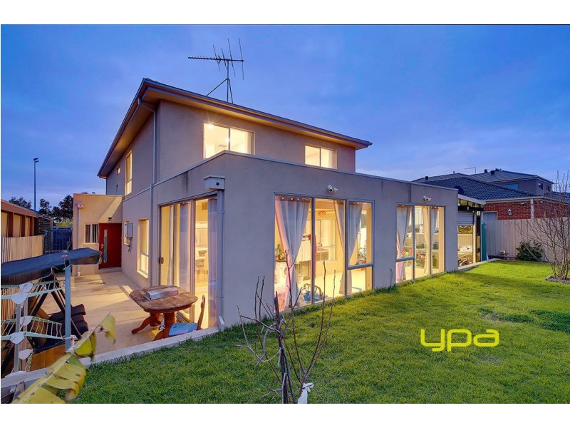 82 Lakeside Drive, Roxburgh Park VIC 3064