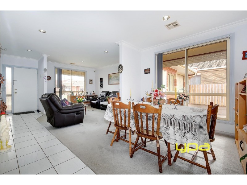 4 Sutherland Way, Roxburgh Park VIC 3064