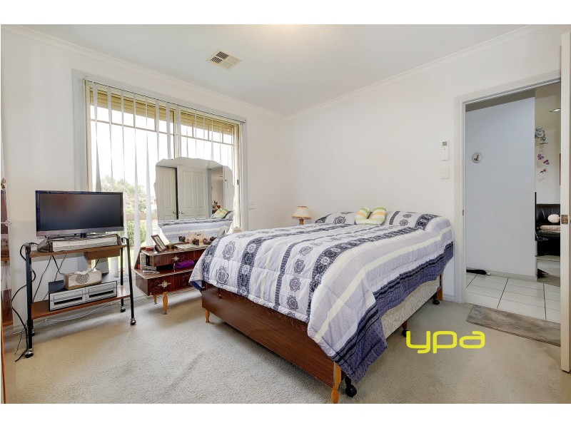 4 Sutherland Way, Roxburgh Park VIC 3064