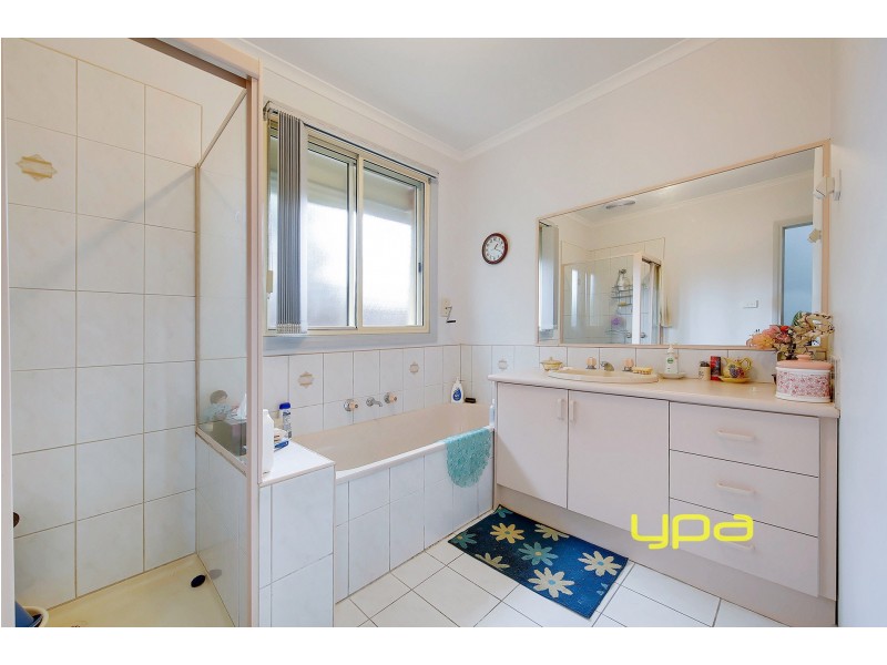 4 Sutherland Way, Roxburgh Park VIC 3064