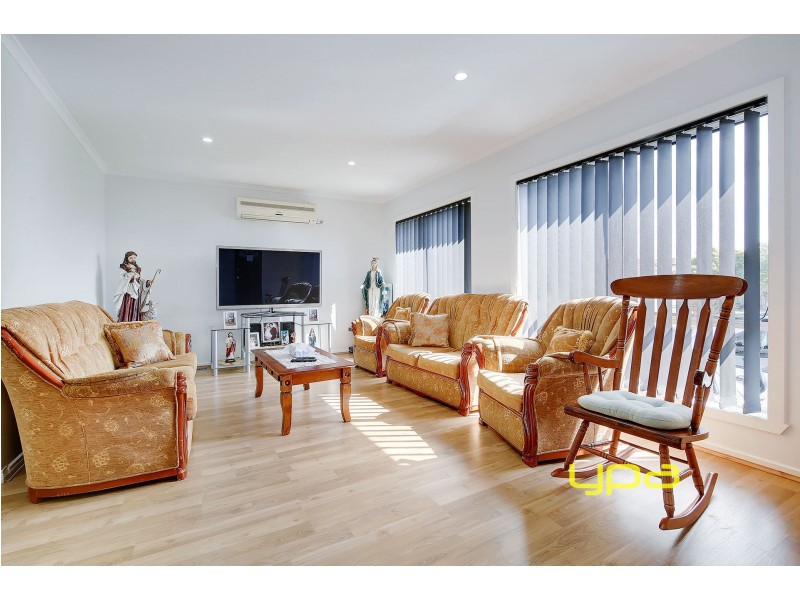 1/6 Mitchell Crescent, Meadow Heights VIC 3048