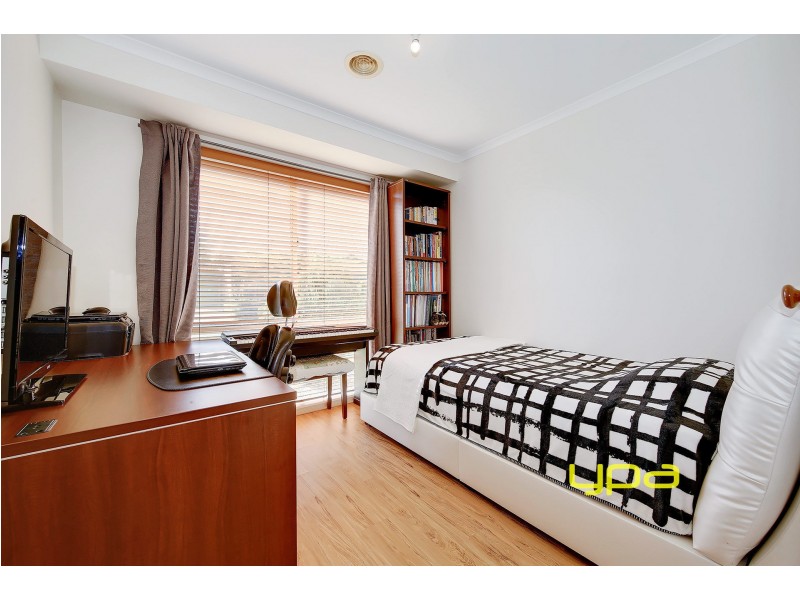 2 Matthews Crescent, Roxburgh Park VIC 3064