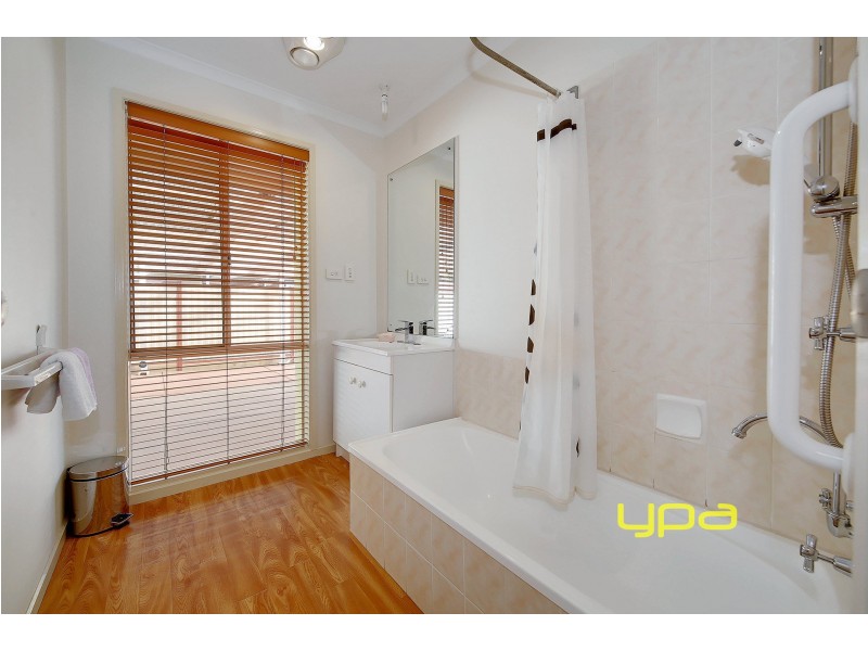 2 Matthews Crescent, Roxburgh Park VIC 3064