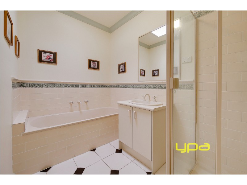 37 Rossiter Avenue, Roxburgh Park VIC 3064