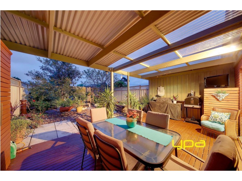 37 Rossiter Avenue, Roxburgh Park VIC 3064