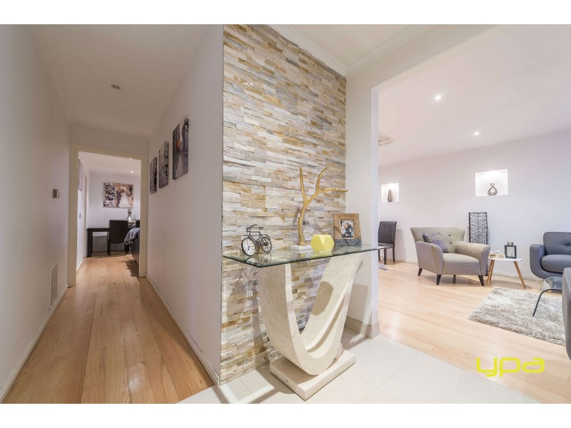 15b Rokewood Crescent, Meadow Heights VIC 3048