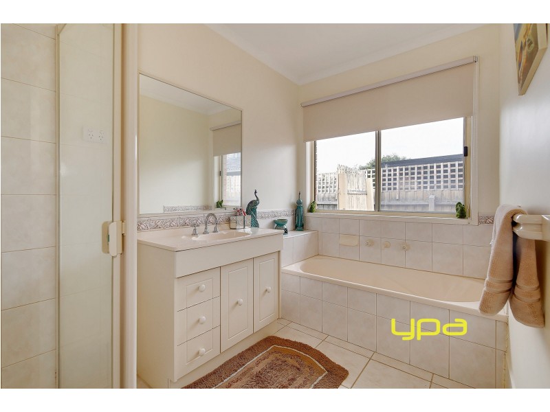 5 Shepherd Avenue, Roxburgh Park VIC 3064