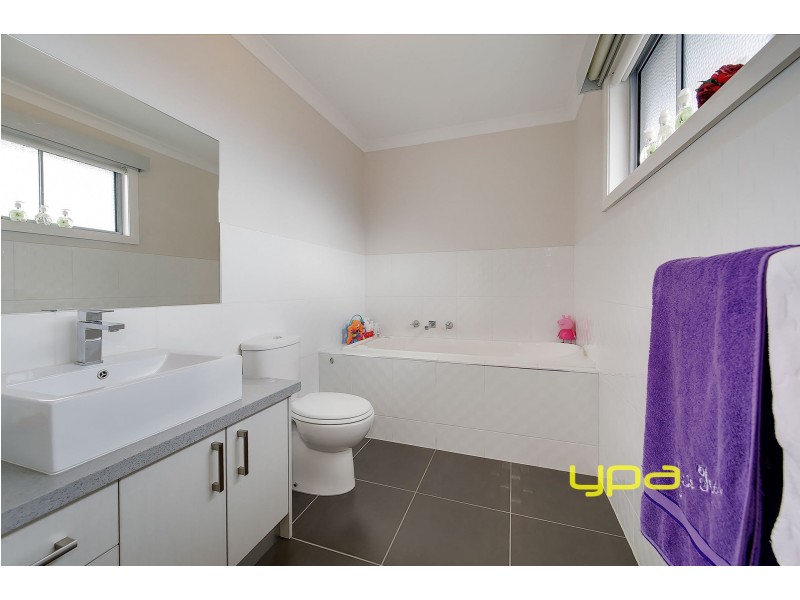 3/5 Bronco Court, Meadow Heights VIC 3048