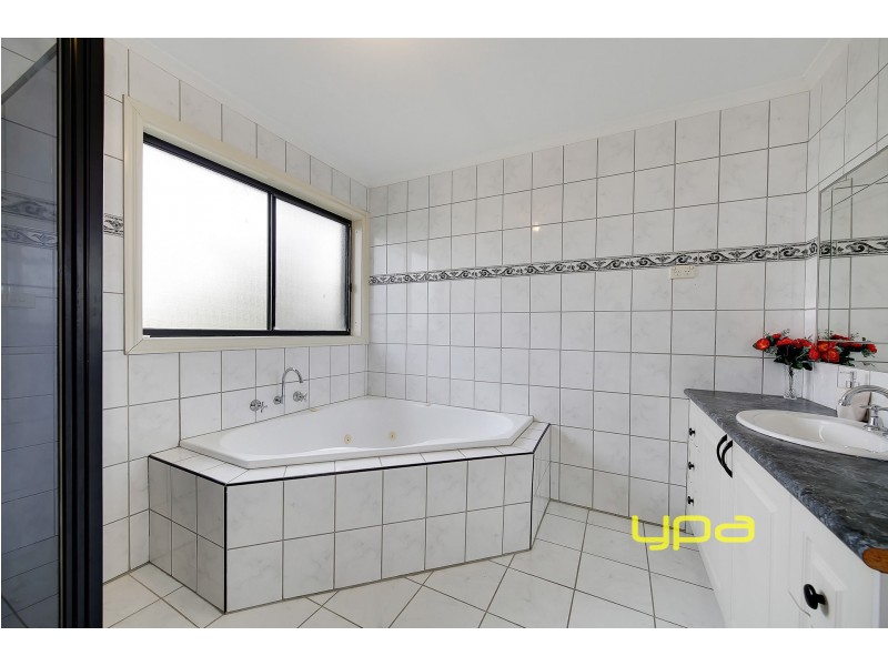 101 Donald Cameron Drive, Roxburgh Park VIC 3064