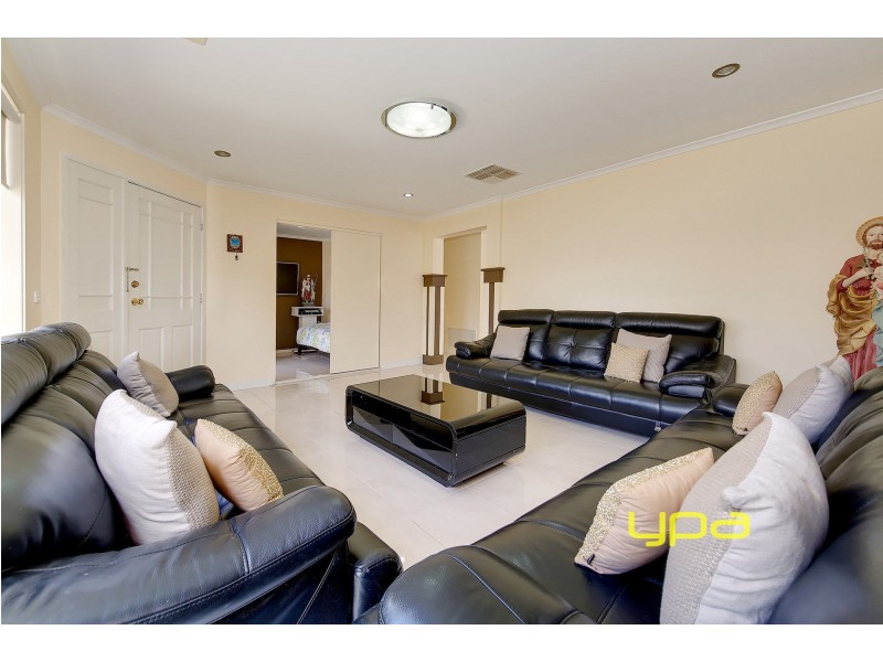 17 McLaurin Avenue, Roxburgh Park VIC 3064