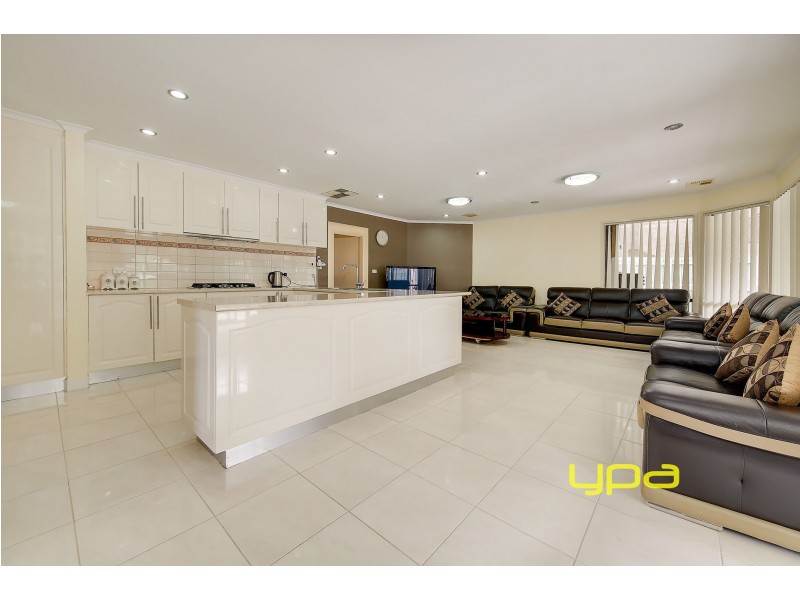 17 McLaurin Avenue, Roxburgh Park VIC 3064