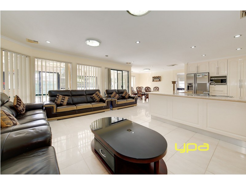 17 McLaurin Avenue, Roxburgh Park VIC 3064