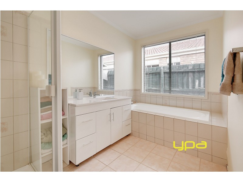 17 McLaurin Avenue, Roxburgh Park VIC 3064