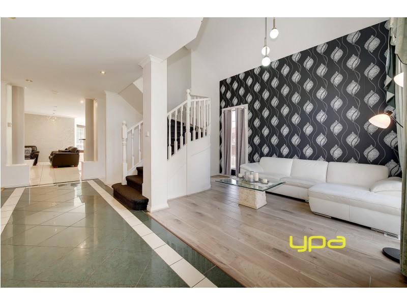 32 Ravenhill Boulevard, Roxburgh Park VIC 3064