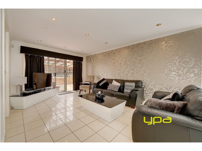 32 Ravenhill Boulevard, Roxburgh Park VIC 3064