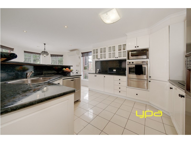 32 Ravenhill Boulevard, Roxburgh Park VIC 3064