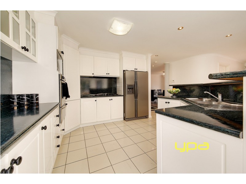 32 Ravenhill Boulevard, Roxburgh Park VIC 3064