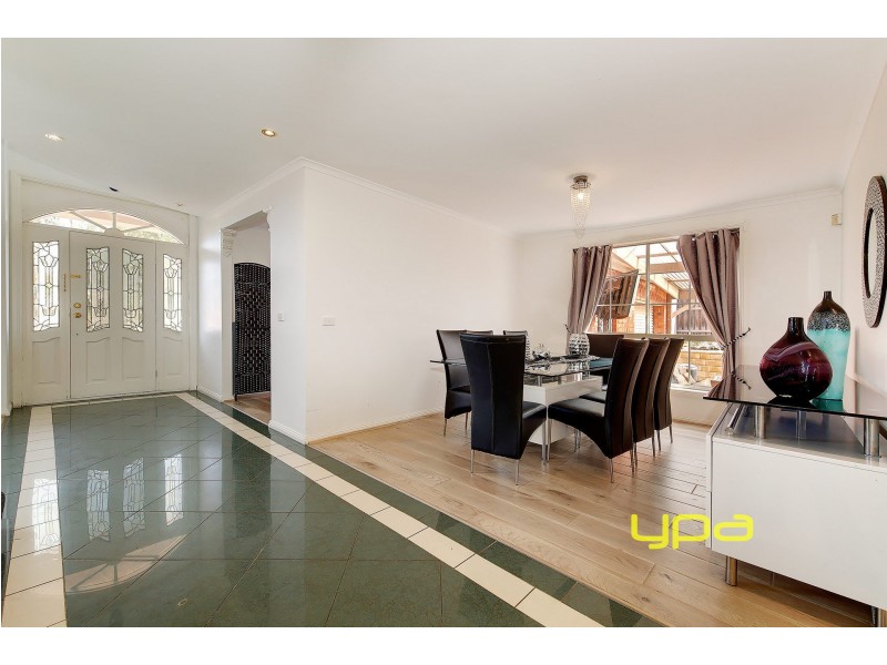 32 Ravenhill Boulevard, Roxburgh Park VIC 3064