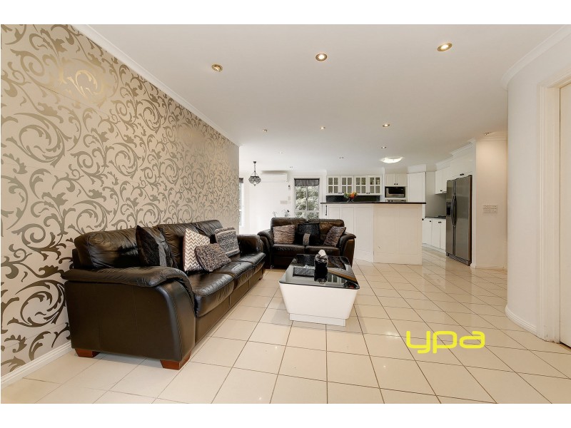 32 Ravenhill Boulevard, Roxburgh Park VIC 3064