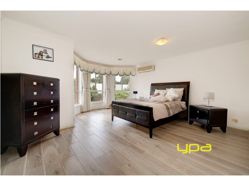 32 Ravenhill Boulevard, Roxburgh Park VIC 3064