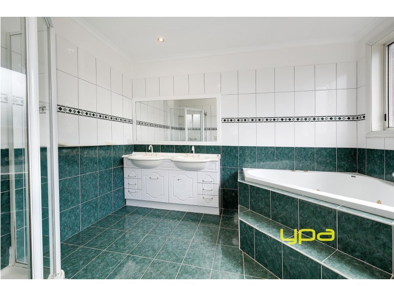 32 Ravenhill Boulevard, Roxburgh Park VIC 3064