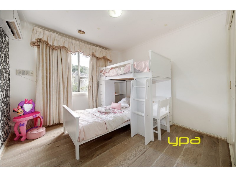 32 Ravenhill Boulevard, Roxburgh Park VIC 3064