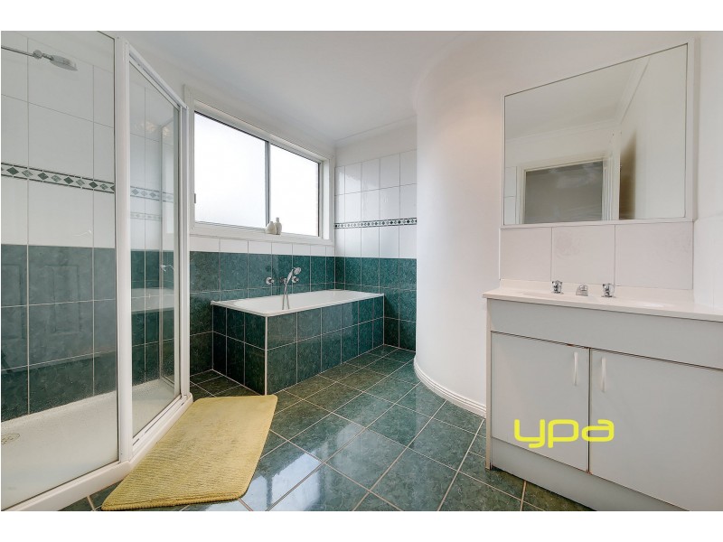 32 Ravenhill Boulevard, Roxburgh Park VIC 3064