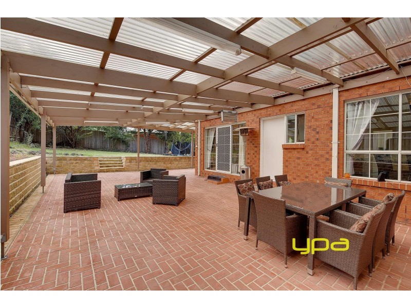 32 Ravenhill Boulevard, Roxburgh Park VIC 3064