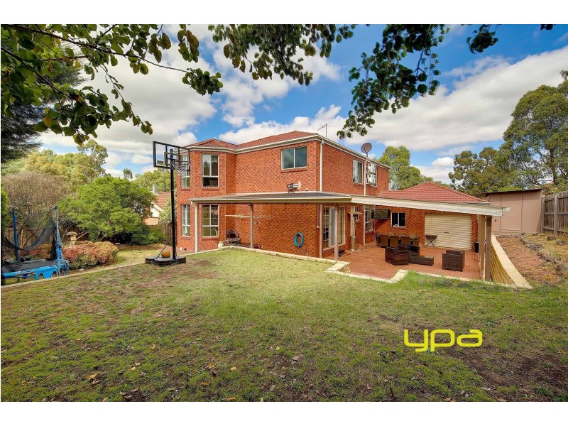 32 Ravenhill Boulevard, Roxburgh Park VIC 3064