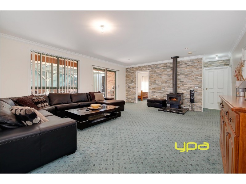 9 Pinnock Avenue, Roxburgh Park VIC 3064