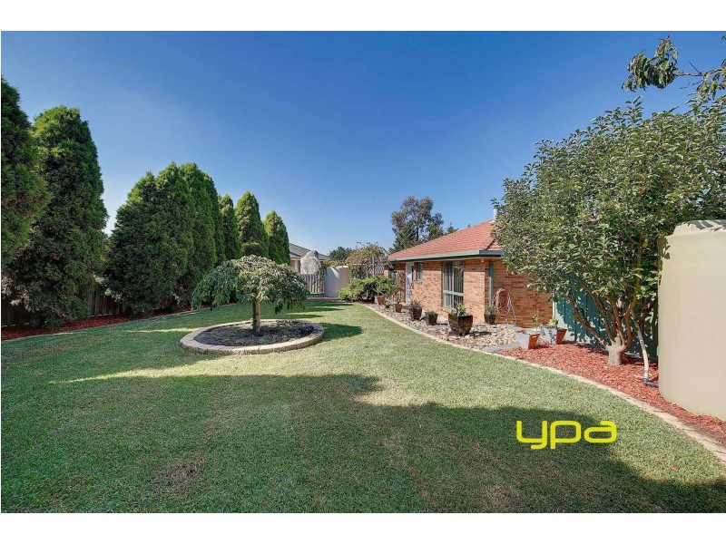 9 Pinnock Avenue, Roxburgh Park VIC 3064