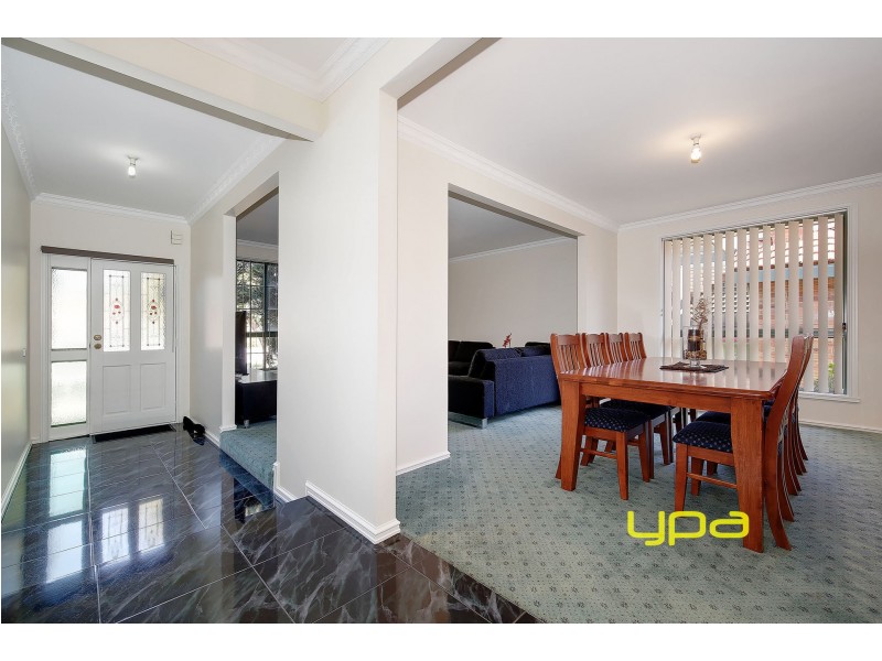 9 Pinnock Avenue, Roxburgh Park VIC 3064