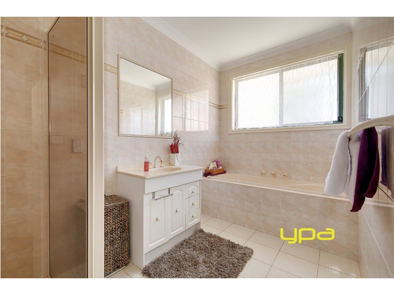 9 Pinnock Avenue, Roxburgh Park VIC 3064