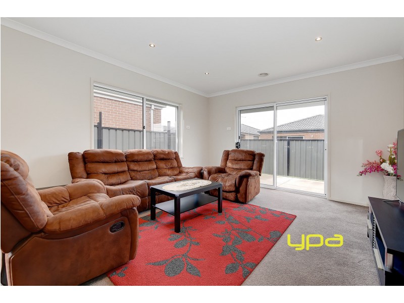 18 Loudon Circuit, Craigieburn VIC 3064