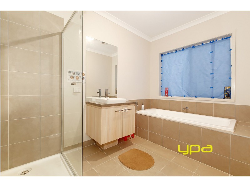 18 Loudon Circuit, Craigieburn VIC 3064