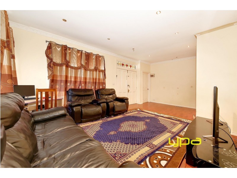 33 Rokewood Crescent, Meadow Heights VIC 3048