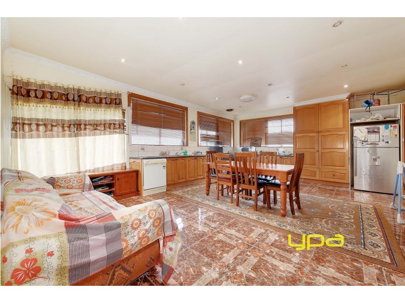 33 Rokewood Crescent, Meadow Heights VIC 3048