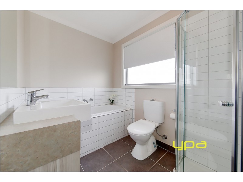 3/4 Wyndcliffe Way, Roxburgh Park VIC 3064