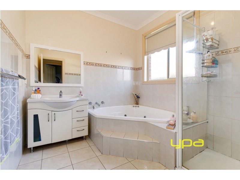 3 Pinelea Court, Roxburgh Park VIC 3064