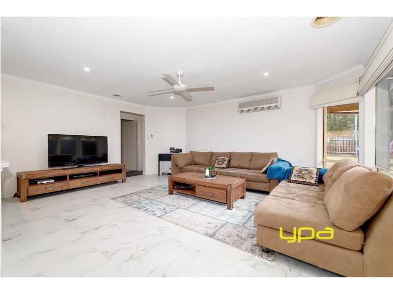 33 Mckenzie Crescent, Roxburgh Park VIC 3064