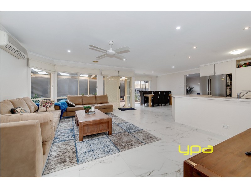 33 Mckenzie Crescent, Roxburgh Park VIC 3064