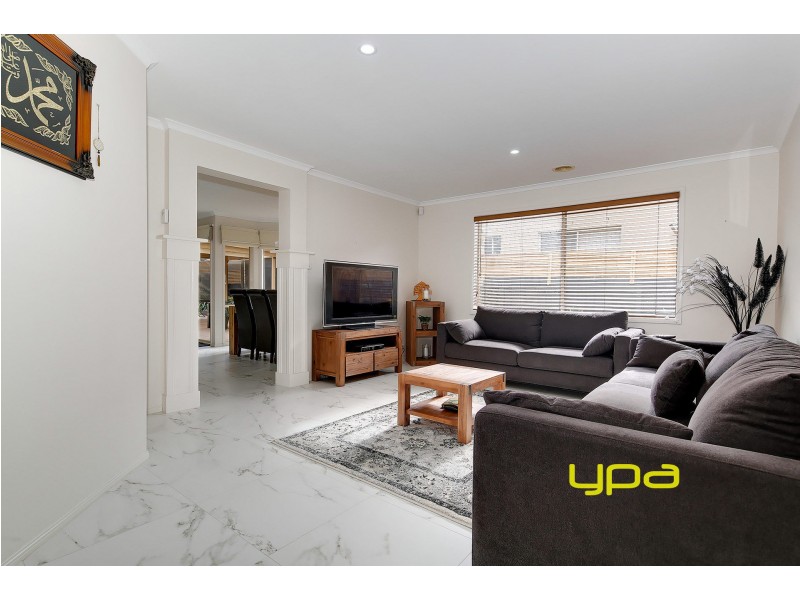 33 Mckenzie Crescent, Roxburgh Park VIC 3064